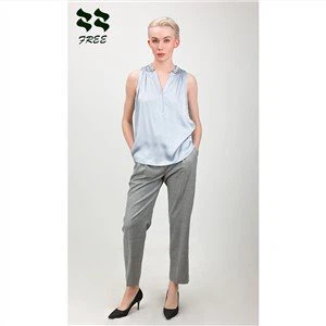 パールVネックのレディースライトブルーシルクブラウス